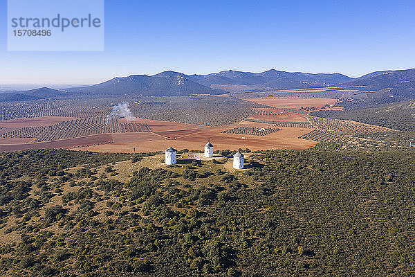 Spanien,  Provinz Ciudad Real,  Puerto Lapice,  Luftaufnahme von drei auf einem Hügel stehenden Windmühlen