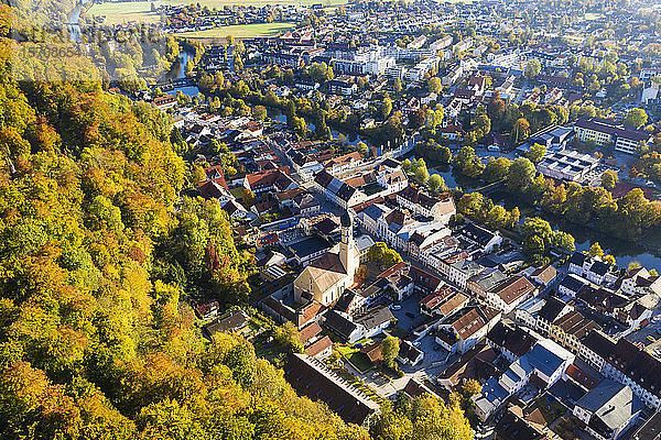 Deutschland,  Bayern,  Oberbayern,  Luftaufnahme der Altstadt von Wolfratshausen mit Loisach und Wald