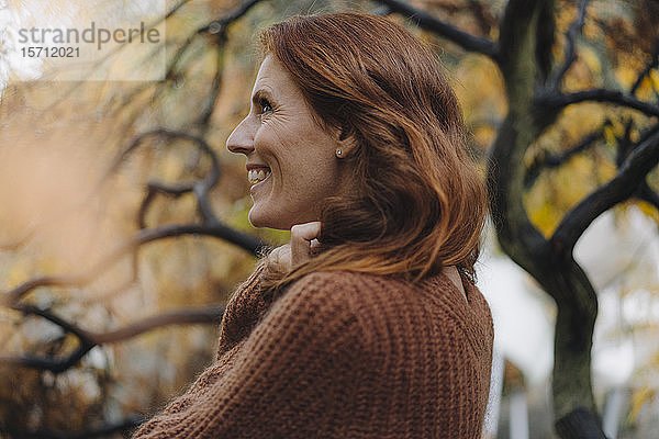 Porträt einer glücklichen Frau im Herbst