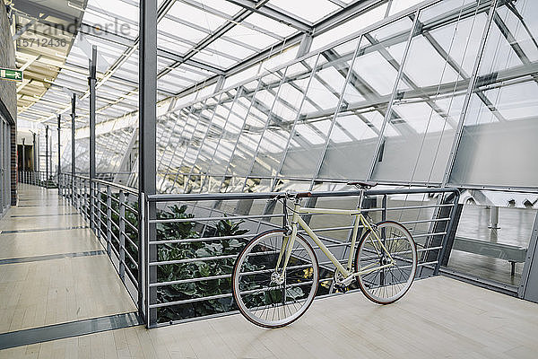 Fahrrad in einem modernen Bürogebäude