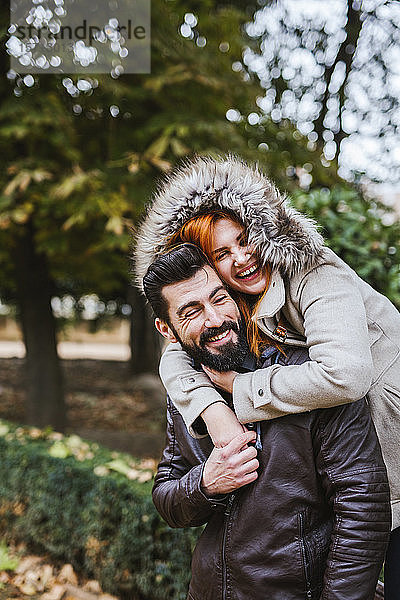 Porträt eines glücklichen Paares im Herbst