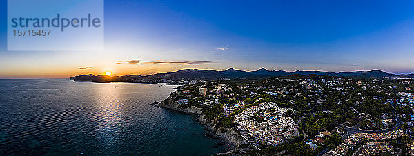 Spanien,  Mallorca,  Santa Ponsa,  Luftpanorama der Küstenstadt bei Sonnenuntergang