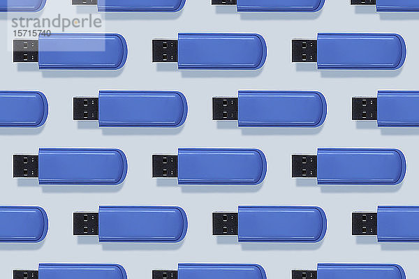 Studioaufnahme von blauen USB-Sticks