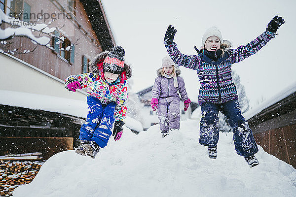 Drei Kinder spielen im Schnee,  Jochberg,  Österreich