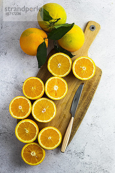 Frisch geschnittene Orangen auf Schneidebrett