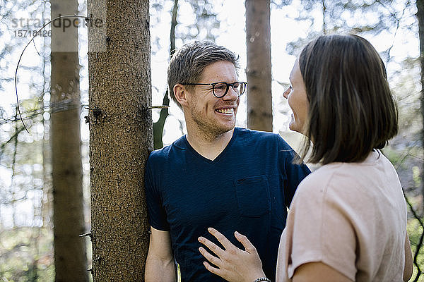 Glückliches Paar in einem Wald