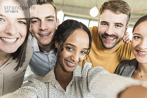 Gruppenporträt glücklicher Geschäftsleute im Amt