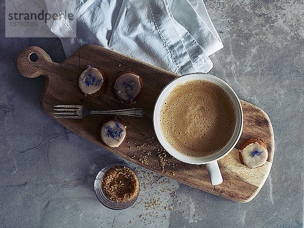 Tasse Kaffee und Kekse auf Holzbrettchen