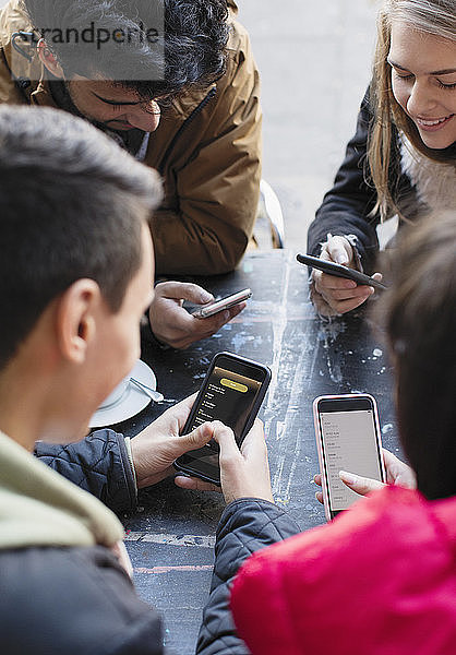 Freunde junger Erwachsener nutzen Smartphones