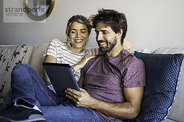 Ehepaar nutzt digitales Tablet zu Hause
