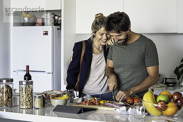 Ehepaar bereitet Essen in der Küche vor