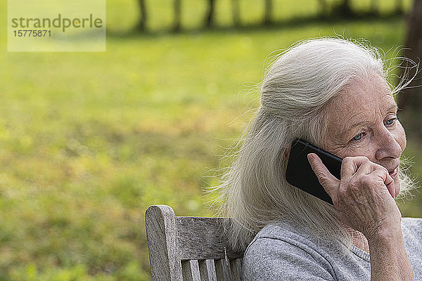 Ältere Frau telefoniert mit einem Smartphone