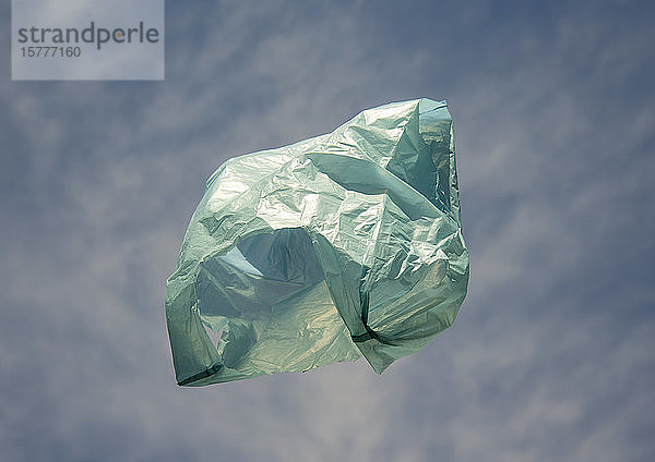 Plastiktüte fliegt durch die Luft