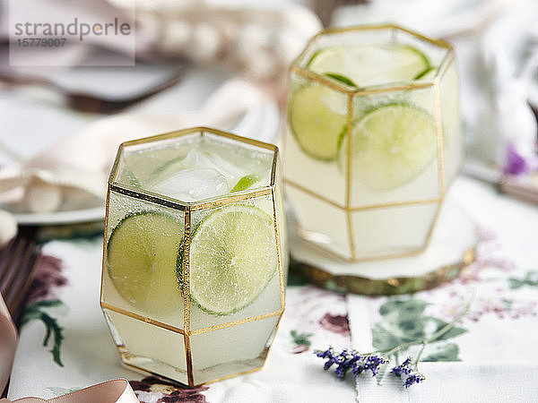 Cocktails mit Limettenscheiben und Eiswürfeln