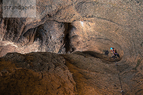 Mann Felsklettern,  Hochwinkelansicht,  Smith Rock State Park,  Terrebonne,  Oregon,  Vereinigte Staaten