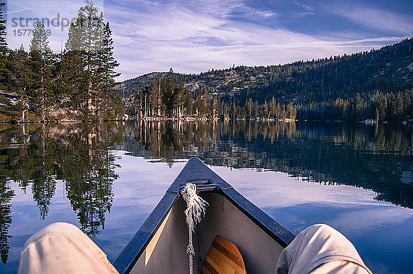 Kanufahren auf dem Echo Lake,  persönliche Perspektive,  High Sierras,  Kalifornien,  USA