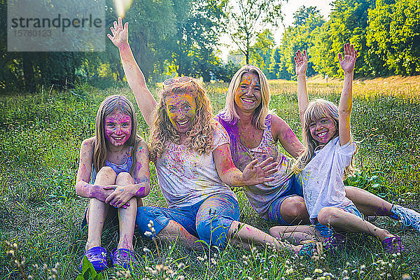 Gruppenbild von zwei Frauen und zwei Mädchen,  die das Fest der Farben feiern