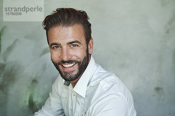 Porträt eines glücklichen Geschäftsmannes mit weißem Hemd