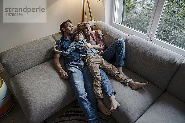 Glückliche Familie entspannt auf der Couch