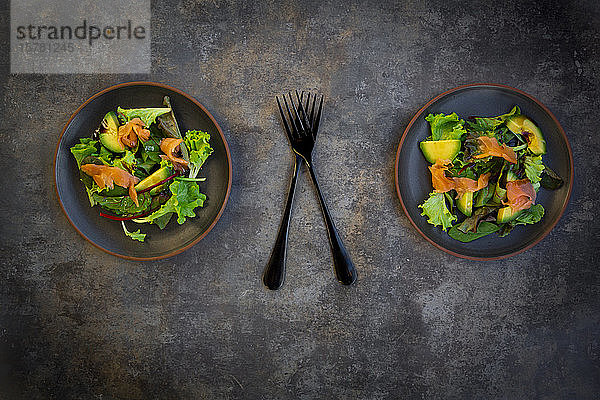 Teller grüner Salat mit Feldsalat,  Rucola,  Spinat,  rotem Blattsalat,  Rote-Bete-Blättern,  Avocado,  Lachsfleisch und Balsamico-Essig