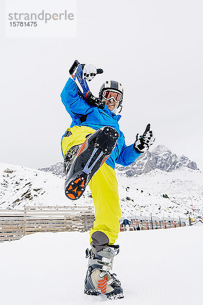 Porträt eines glücklichen Skifahrers im Skigebiet