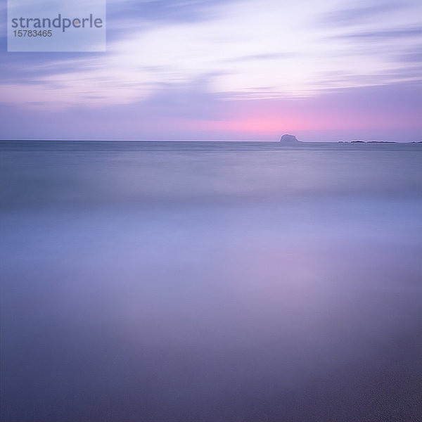 UK,  Schottland,  North Berwick,  Firth of Forth bei ruhiger violetter Morgendämmerung mit Bass Rock im fernen Hintergrund