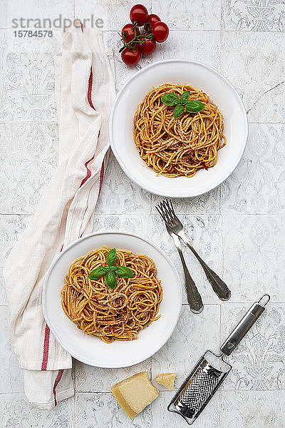 Spaghetti-Teller mit Tomatensauce,  Parmesankäse und Basilikum