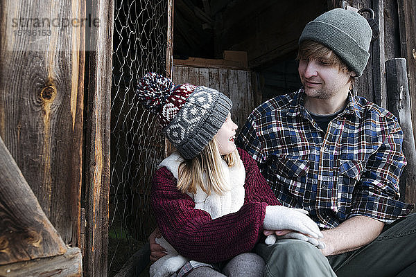 Glücklicher Vater mit Tochter im Winter im Freien