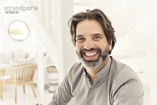 Porträt eines glücklichen Mannes mit Bart