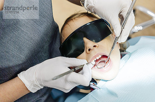 Mädchen beim behandelnden Zahnarzt