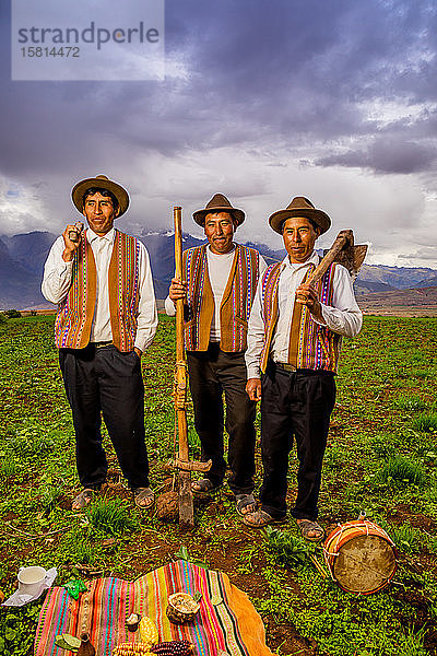 Quechua-Männer der Gemeinschaft Misminay,  Heiliges Tal,  Peru,  Südamerika