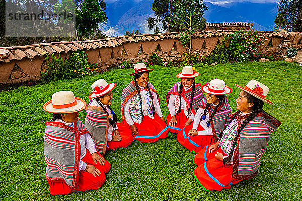 Quechua-Frauen der Misminay-Gemeinschaft,  Heiliges Tal,  Peru,  Südamerika