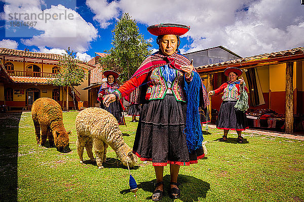 Quechua-Frauen der Chincheros-Gemeinschaft,  Heiliges Tal,  Peru,  Südamerika