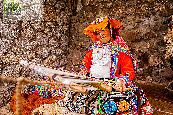 Quechua-Frau aus den Gemeinschaften Accha Huata,  Bombom und Paucartambo,  Heiliges Tal,  Peru,  Südamerika