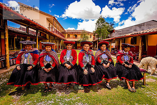 Quechua-Frauen der Chincheros-Gemeinschaft,  Heiliges Tal,  Peru,  Südamerika