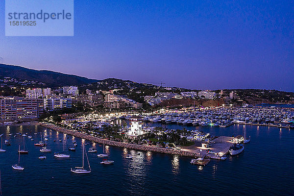 Spanien,  Balearen,  Mallorca,  Portals Nous,  Puerto Portals,  Luftaufnahme des Luxus-Yachthafens in der Abenddämmerung