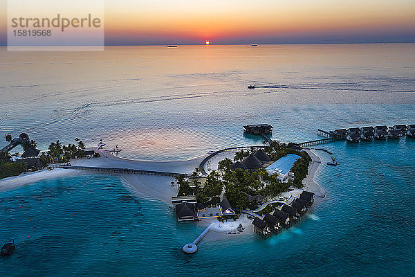 Malediven,  Hubschrauberansicht des Küsten-Touristenresorts bei Sonnenuntergang
