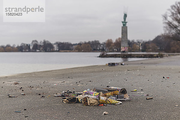 Deutschland,  Hamburg,  Am Sandufer der Außenalster liegender Müll