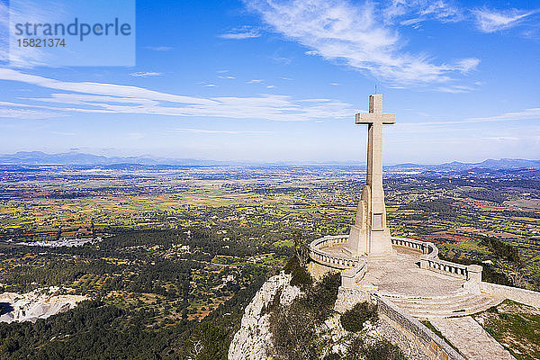 Spanien,  Balearen,  Felanitx,  Drohnenansicht des Creu del Picot-Kreuzes auf dem Gipfel des Puig des Mila