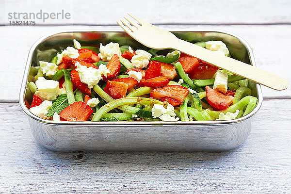 Metall-Lunchbox mit frischem gemischten vegetarischen Salat