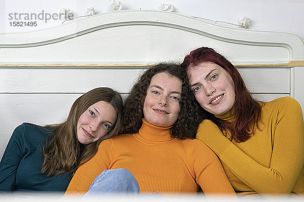 Porträt von drei glücklichen Schwestern