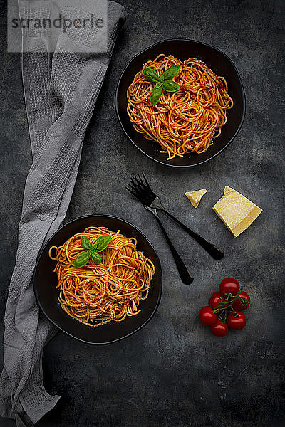 Schalen mit Spaghetti mit Basilikum und Parmesan