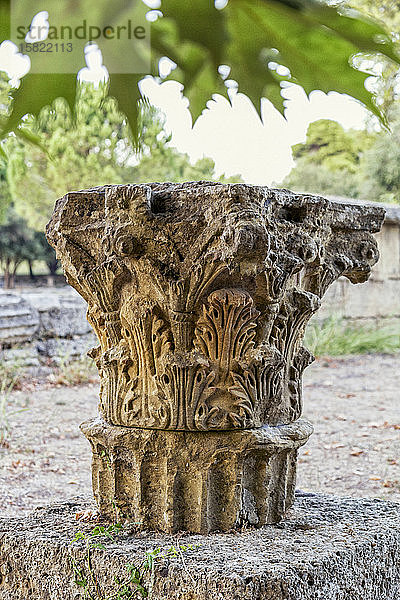Griechenland,  Olympia,  Details von Korinthische Säule in antiken Ruinen
