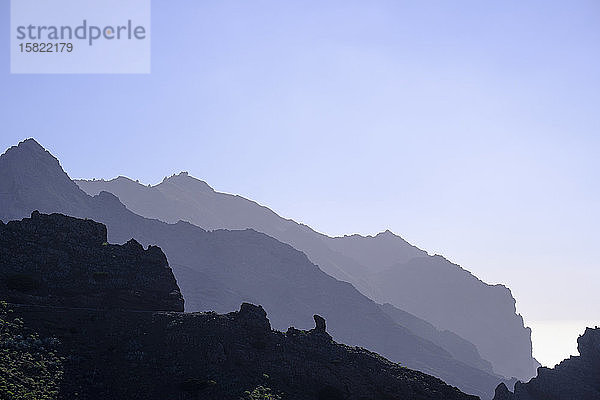 Spanien,  Santa Cruz de Tenerife,  Taguluche,  Klarer Himmel über den Silhouetten der Berge der Insel La Gomera