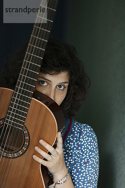 Porträt einer jungen Frau mit Gitarre