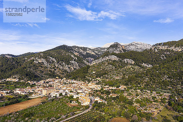 Spanien,  Balearen,  Caimari,  Luftaufnahme eines ländlichen Dorfes im Frühling in der Serra de Tramuntana