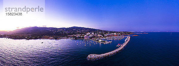 Spanien,  Balearen,  Mallorca,  Portals Nous,  Puerto Portals,  Luftaufnahme des Luxus-Yachthafens bei Sonnenuntergang