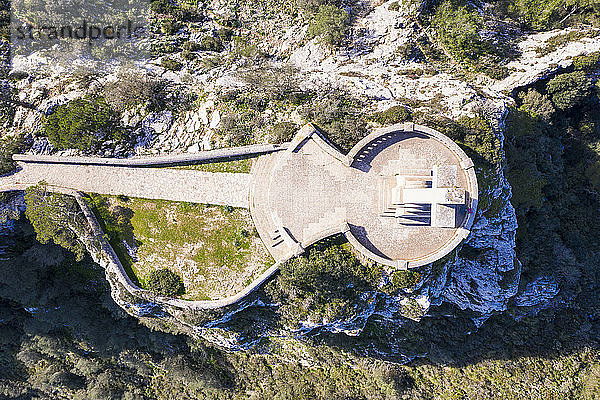 Spanien,  Balearen,  Felanitx,  Drohnenansicht des Creu del Picot-Kreuzes auf dem Gipfel des Puig des Mila