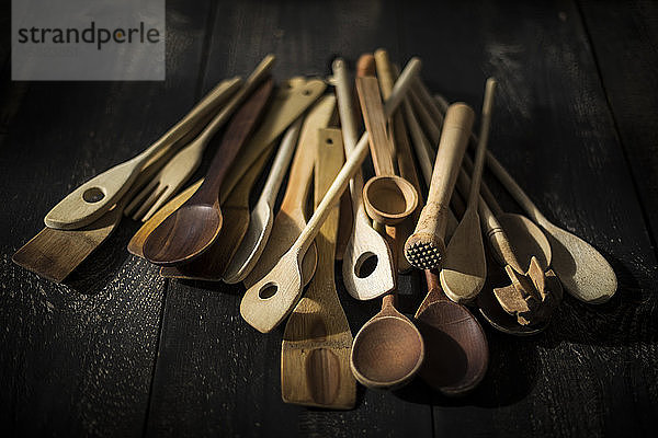 Stapel verschiedener Küchenutensilien aus Holz