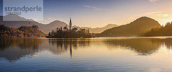 Slowenien,  Bled,  Panorama des Bleder Sees bei Sonnenaufgang